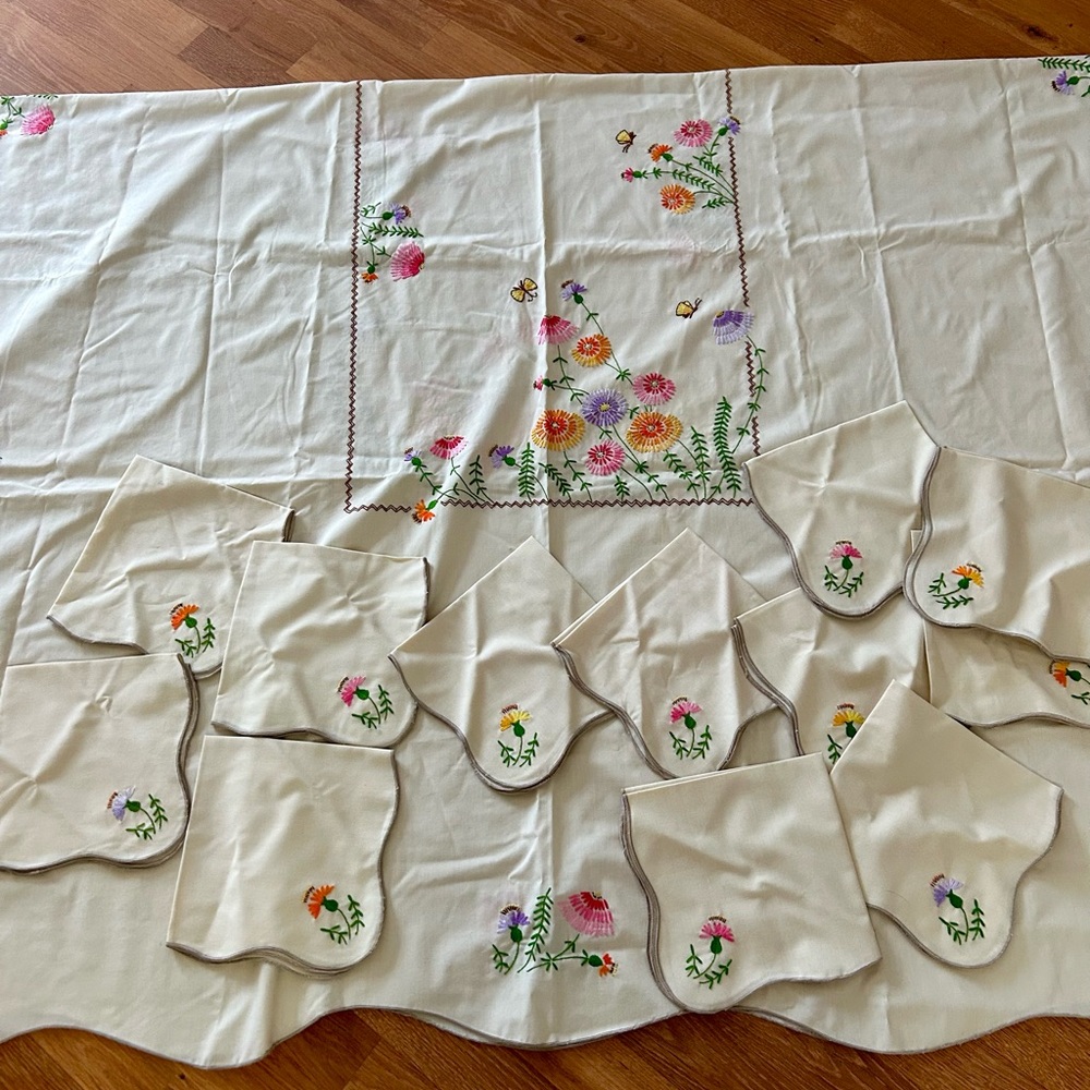 Floral Embroidered Tablecloth and 12 Napkin Set